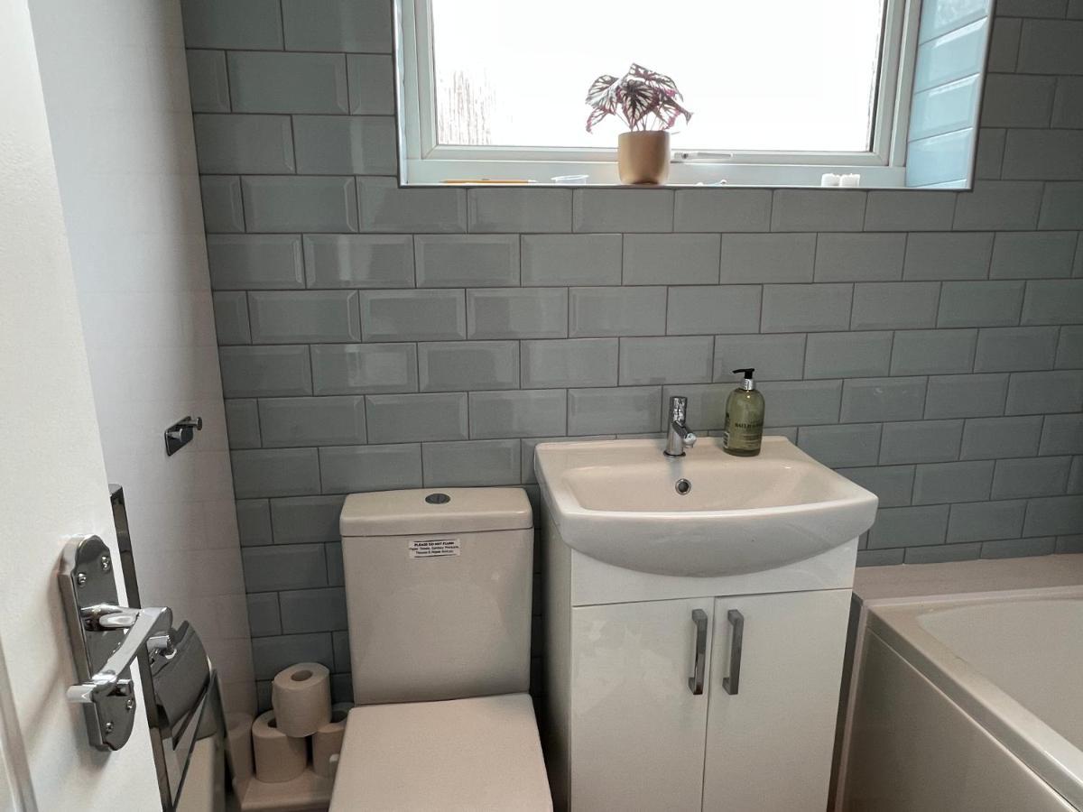 Chine Cottage Self-Catering Coastal Bungalow In Rural West Wight เฟรชวอเตอร์ ภายนอก รูปภาพ
